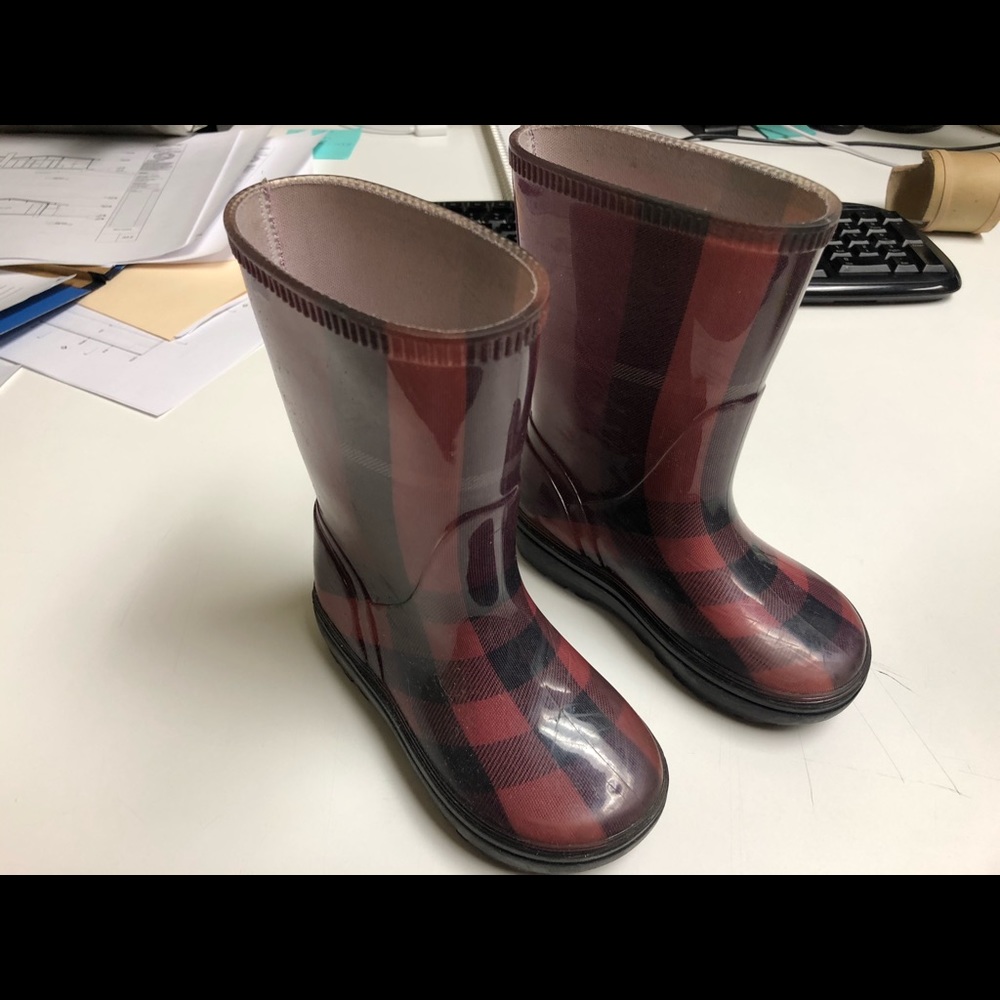 Authentic Burberry rain boots.23/24, 6/7 US.Girls